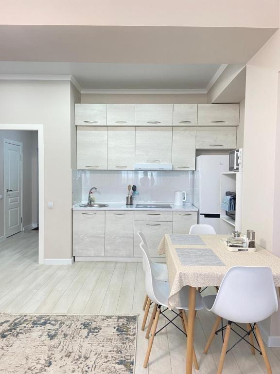 Алматы: Modern Apartment in 10 min walk from Dostyk street