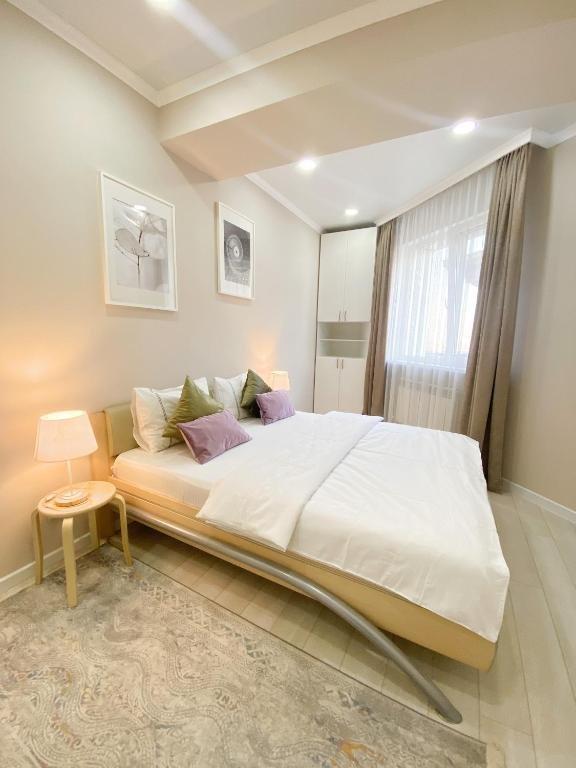Алматы: Modern Apartment in 10 min walk from Dostyk street