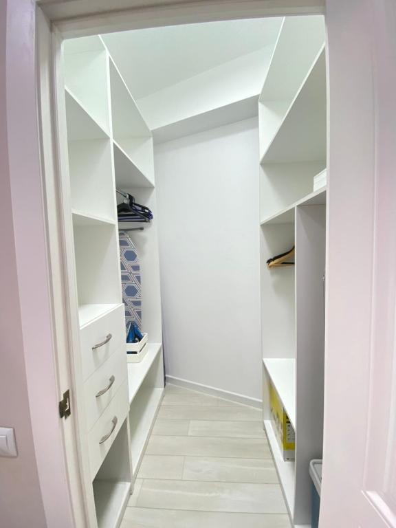 Алматы: Modern Apartment in 10 min walk from Dostyk street