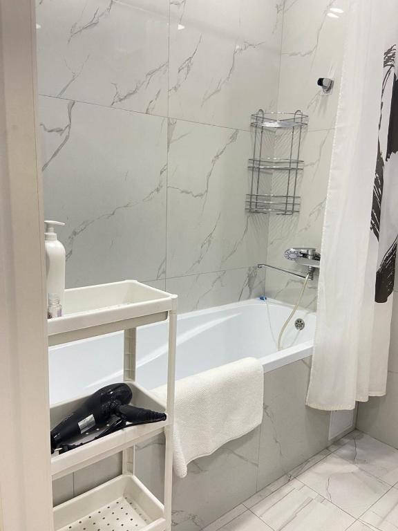 Алматы: Modern Apartment in 10 min walk from Dostyk street