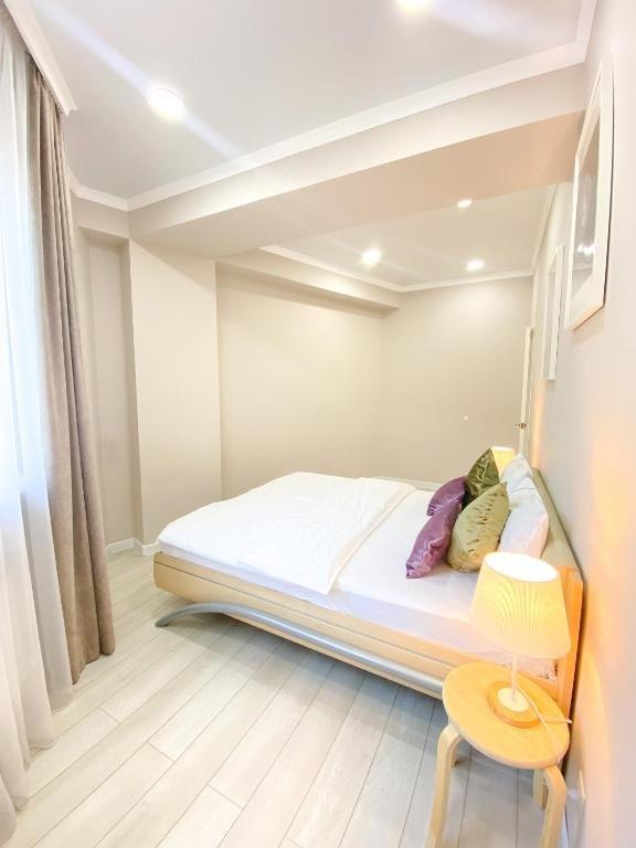 Алматы: Modern Apartment in 10 min walk from Dostyk street