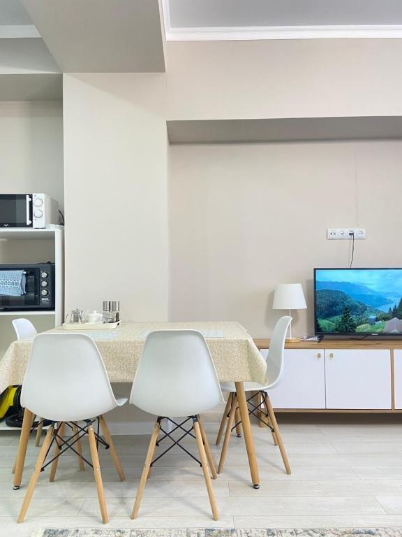 Алматы: Modern Apartment in 10 min walk from Dostyk street