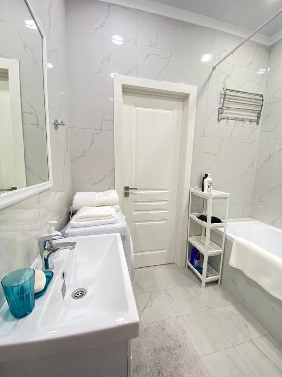 Алматы: Modern Apartment in 10 min walk from Dostyk street