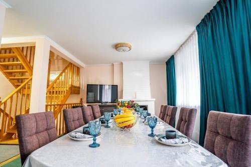 Алматы: Holiday Home 4 Bedrooms 2 Bathrooms - Almaty