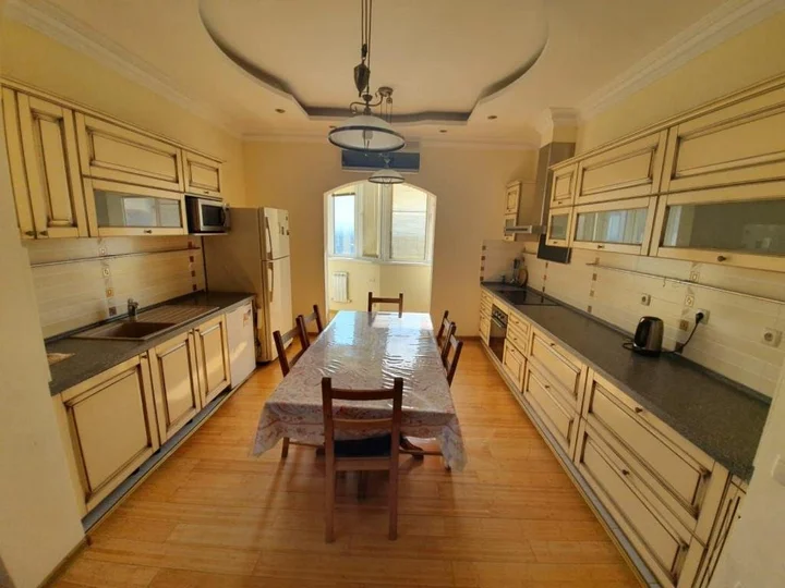Алматы: classic 4 room apartment near Mega mall