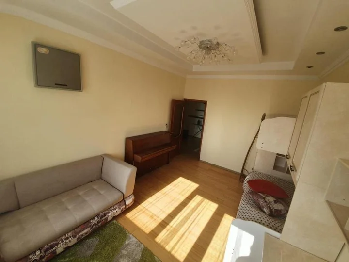 Алматы: classic 4 room apartment near Mega mall