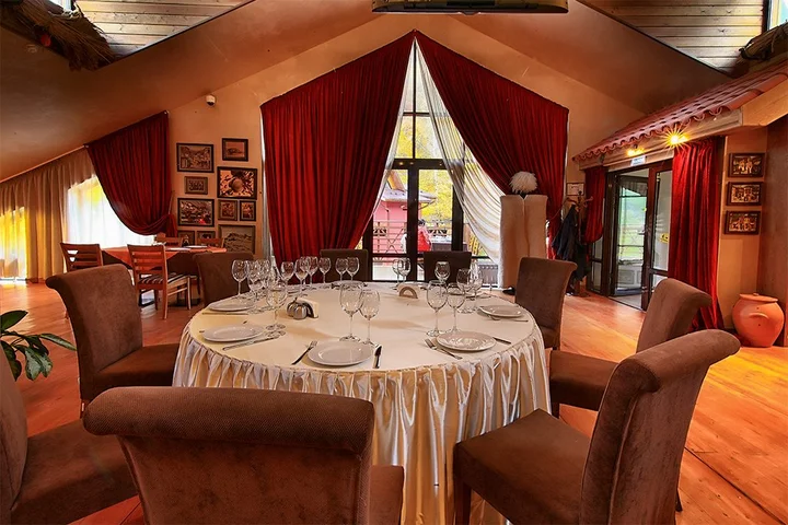 Бескайнар: Отель Ак-Кайын Горный Курорт Oi-Qaragai