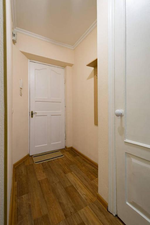 Алматы: Apartment Nadezhda at Zheltoskan 77/79