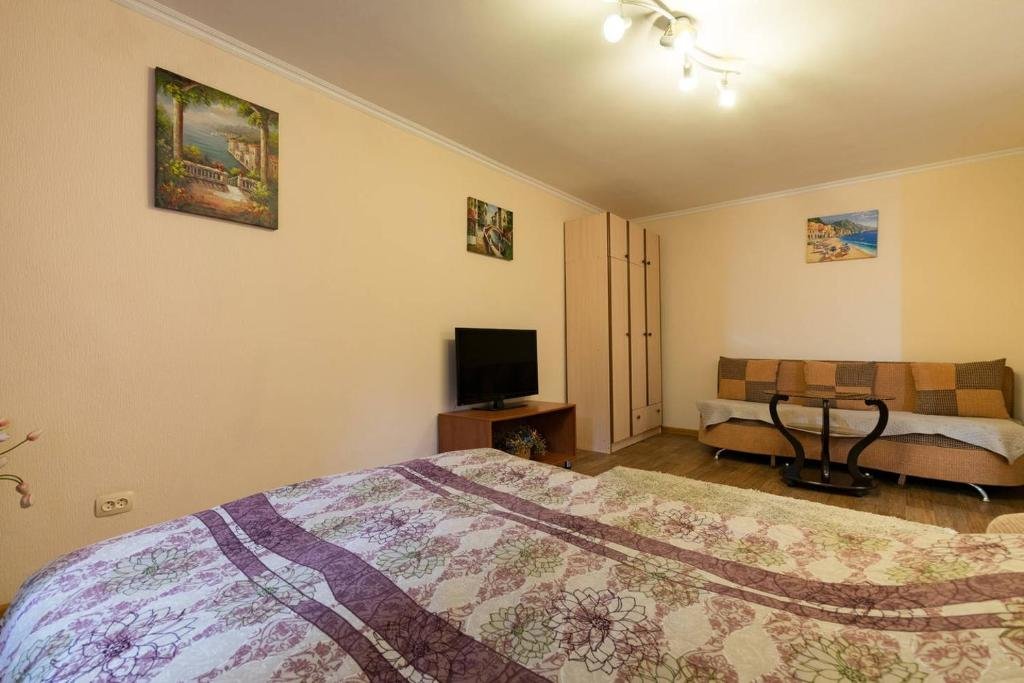 Алматы: Apartment Nadezhda at Zheltoskan 77/79