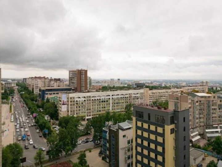 Алматы: Uiutnaia 2-komn. kvartira pr-kt Dostyk 162