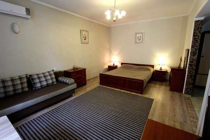 Алматы: Nadezhda Apartment on Nauryzbay Batyra 37/1