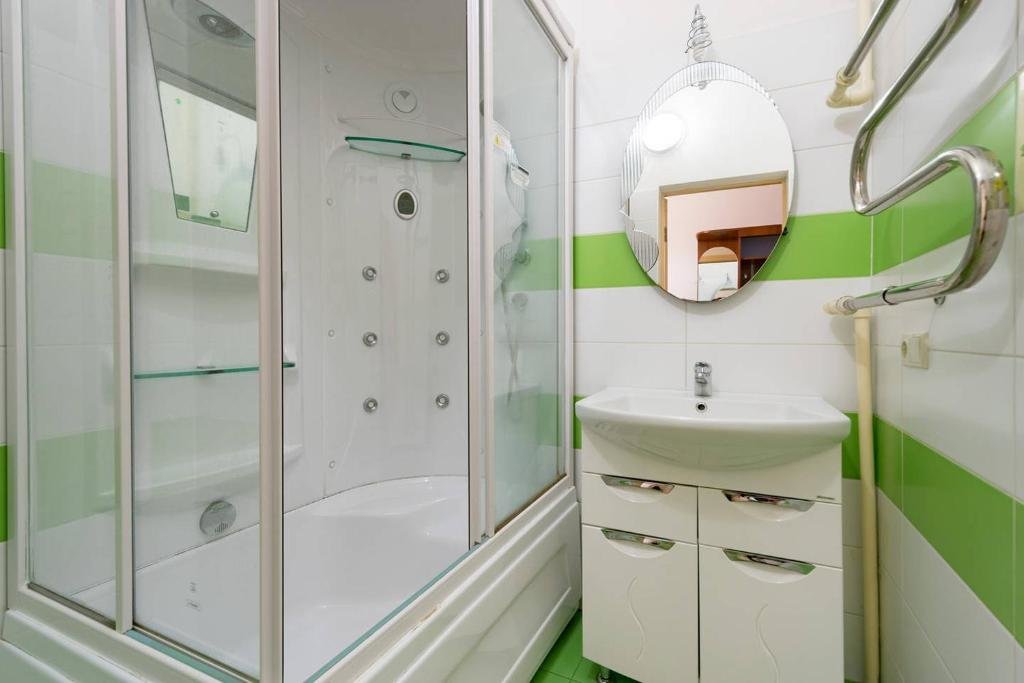 Алматы: Nadezhda Apartment on Nauryzbay Batyra 37/1