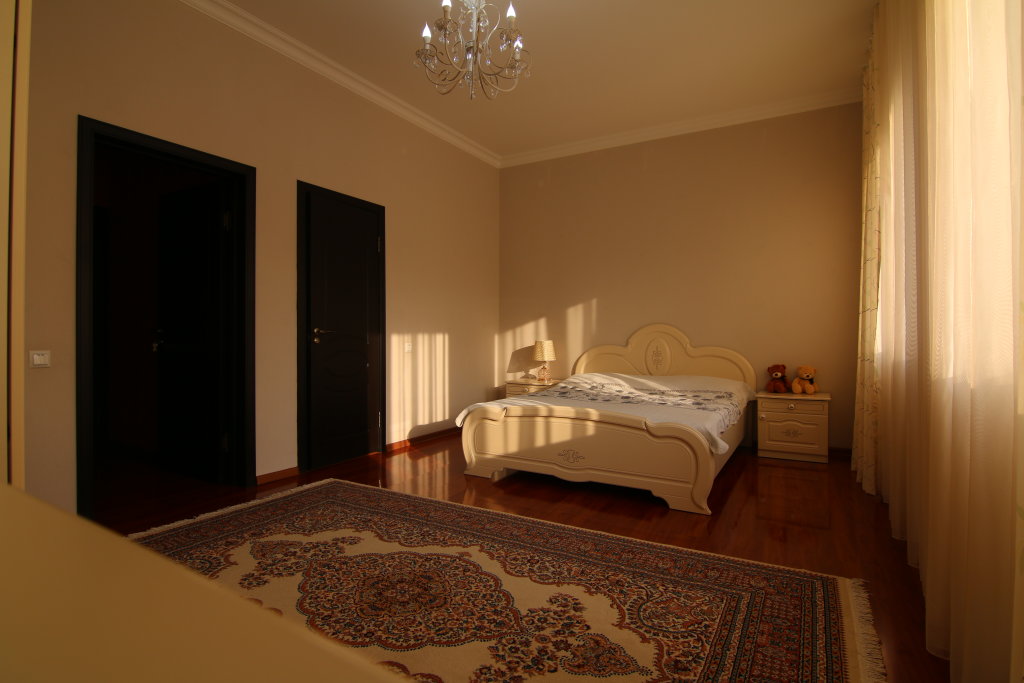 Алматы: Little Castle Kalkaman Guest House