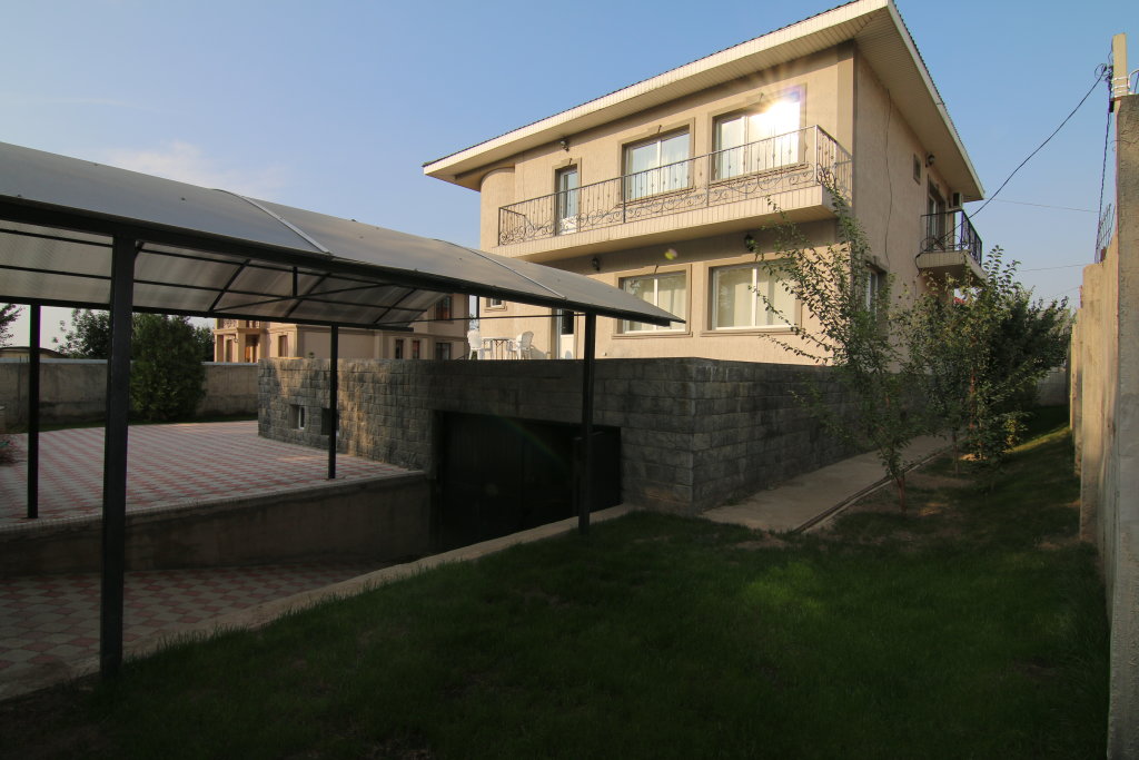Алматы: Little Castle Kalkaman Guest House