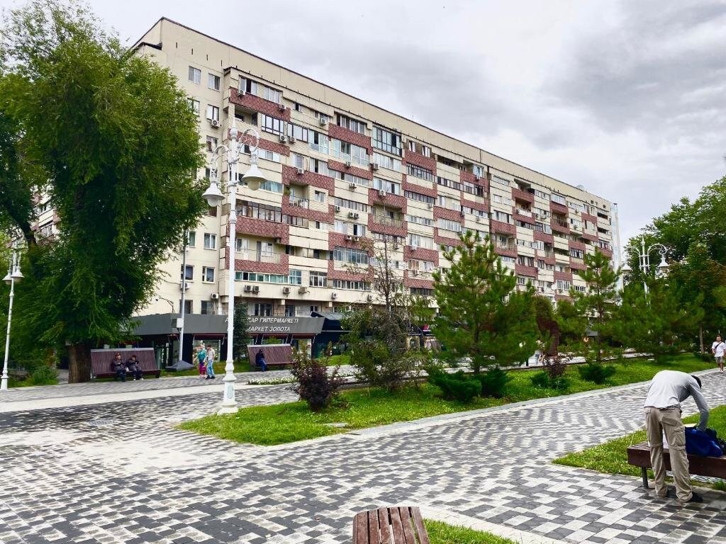 Алматы: Zhibek Zholy 81 Panfilov corner