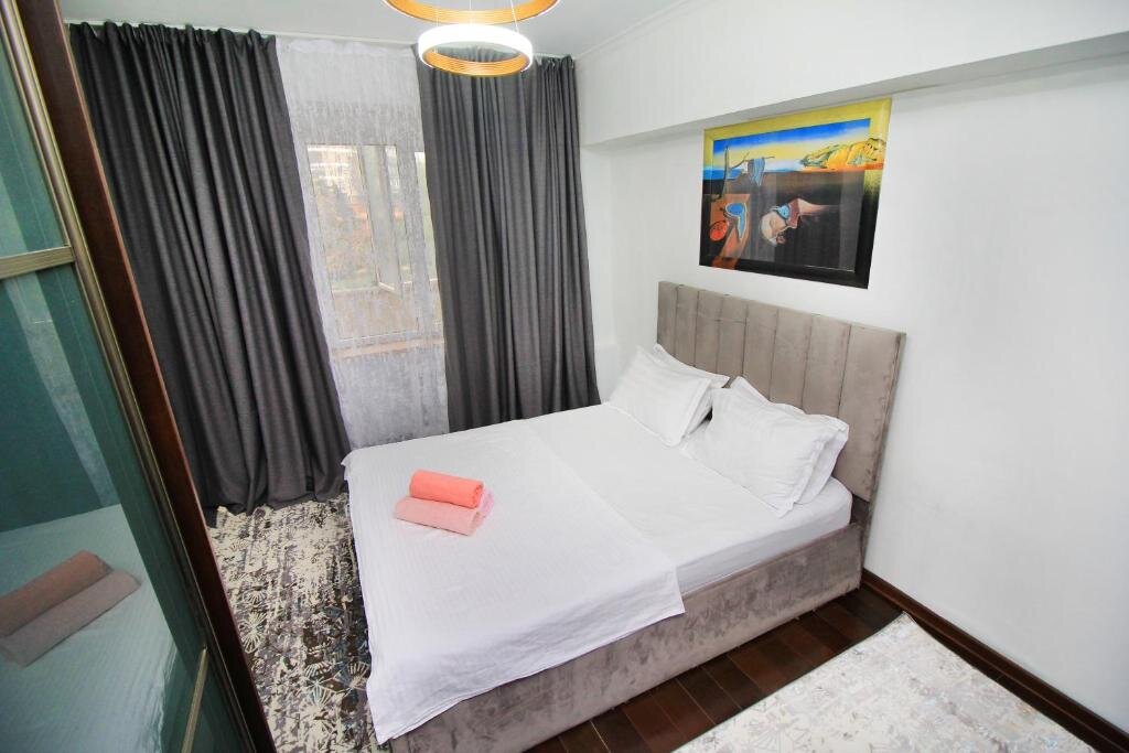 Алматы: Zhibek Zholy 81 Panfilov corner