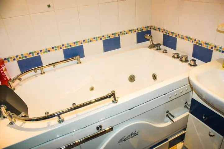 Алматы: Apartments Satpaeva 42