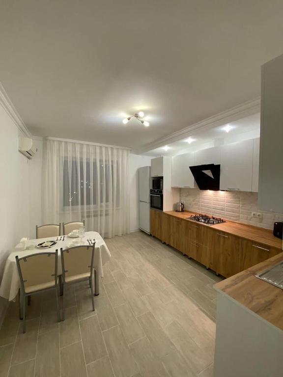 Kulmanova 154, Apartment in the middle of the city — фото 1
