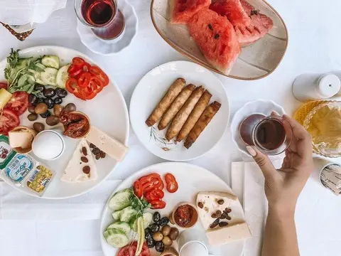 Айвалык: Belkıs Konukevi