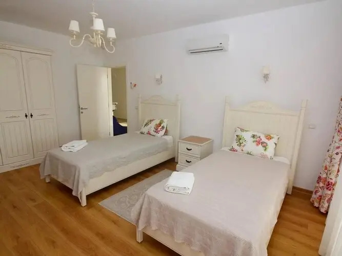 Тургутрейс: Villa Beaton