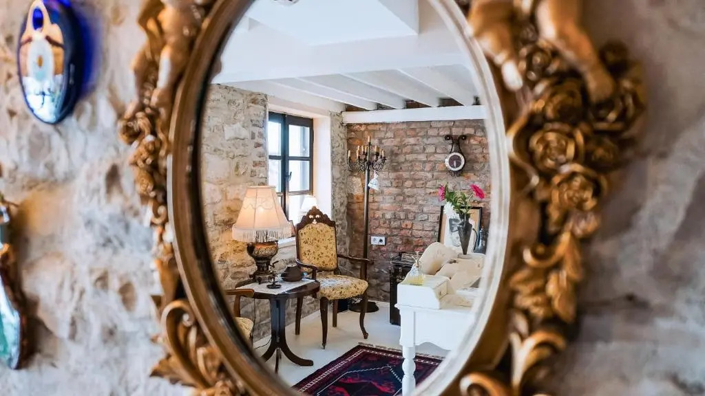 Урла: 1870's Taş Konak Otel - Sanat Sokağı