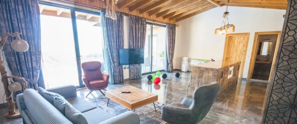 Исламлар: Villa Achyle