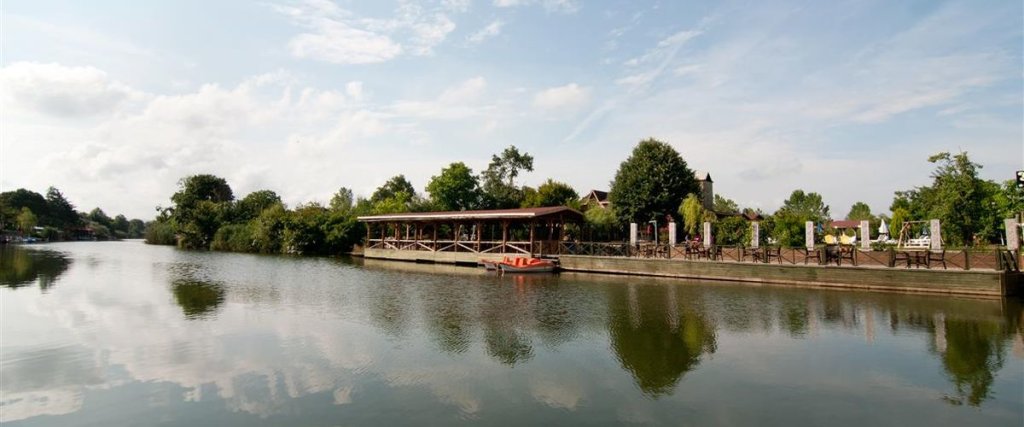 Сайл: Gizemli Nehir Hotel