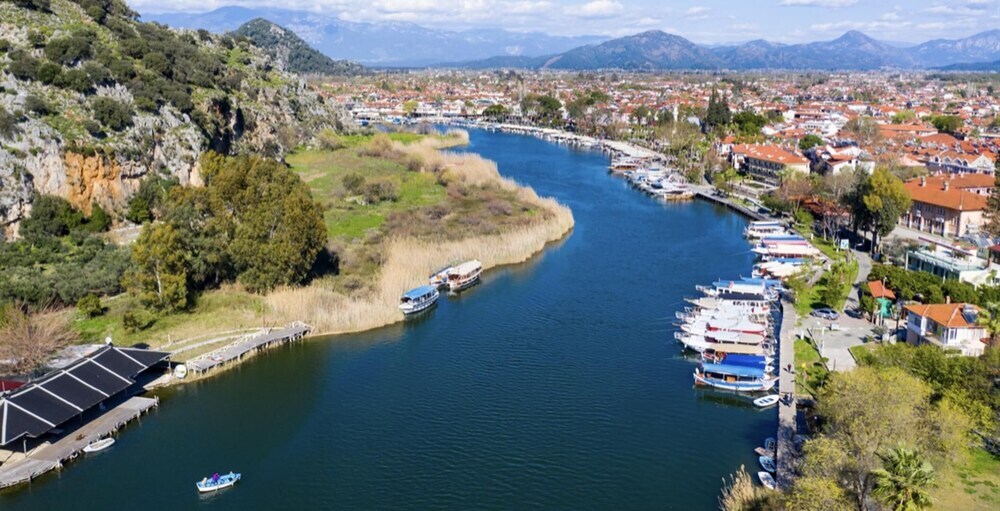 Дальян: Captivating 2-bed Penthouse Dalyan With Pool