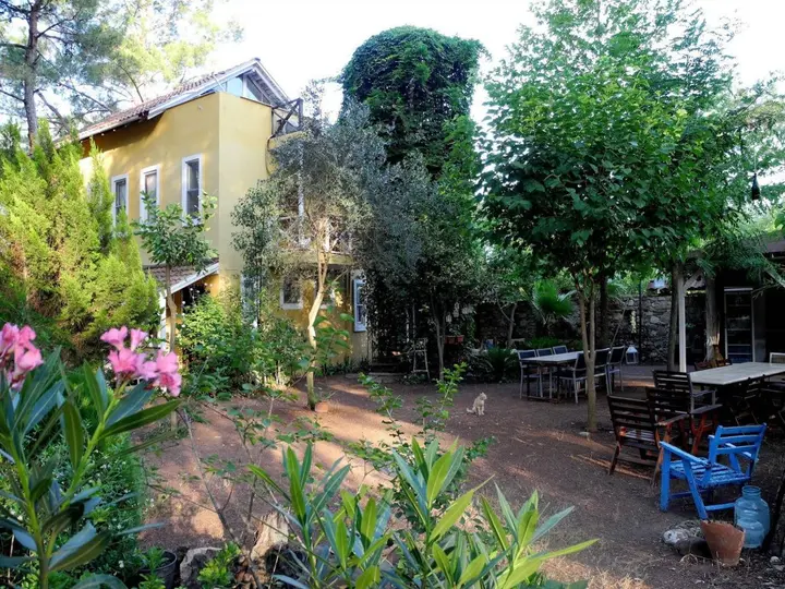 Кумлуджа: Daphne House
