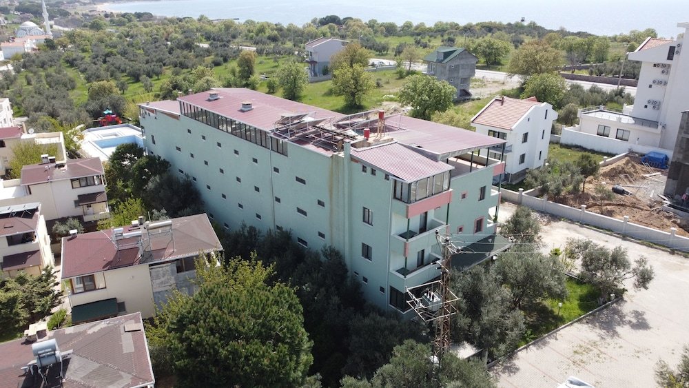Гузеляли: Adaya Karşı Otel