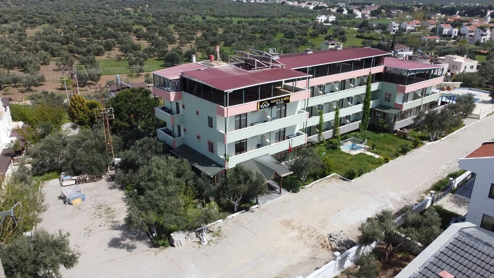 Гузеляли: Adaya Karşı Otel