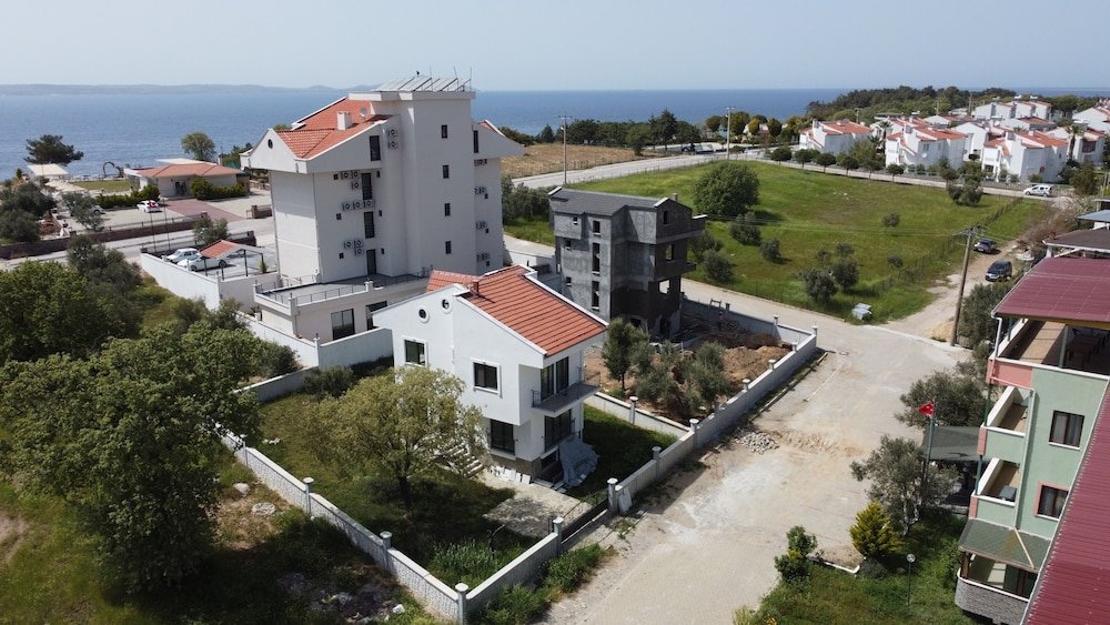 Гузеляли: Adaya Karşı Otel