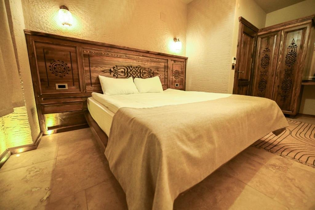 Учисар: Louis Cappadocia