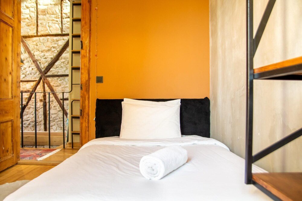 Урла: Enchanting Stone House In Urla With Backyard