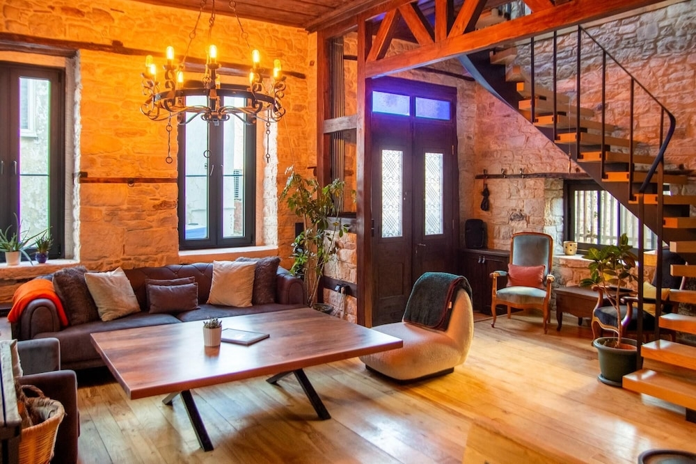 Урла: Enchanting Stone House In Urla With Backyard