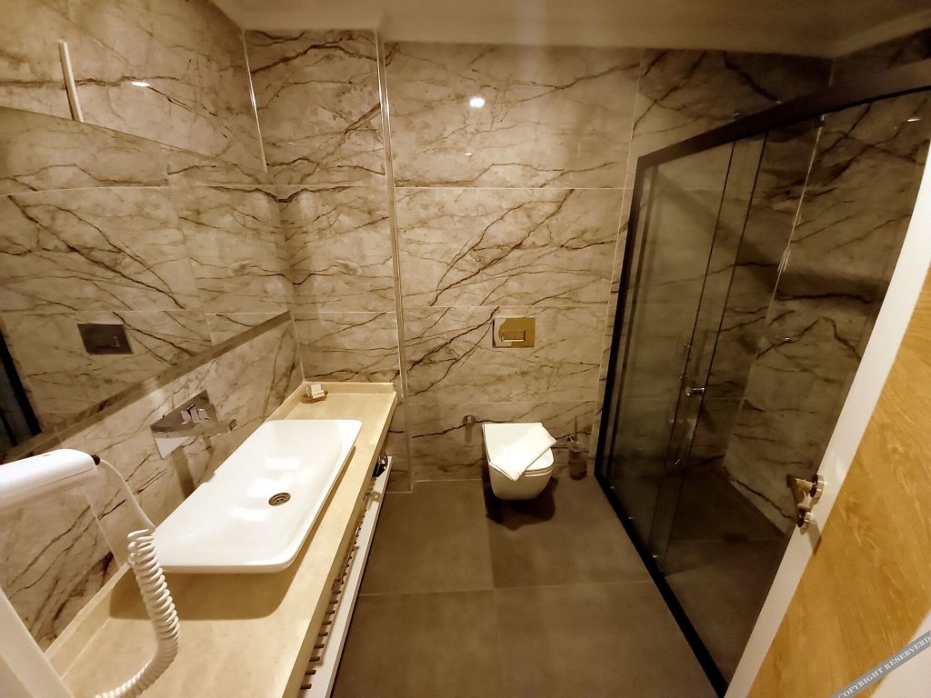 Каш: Un Amor Hotel (+16)