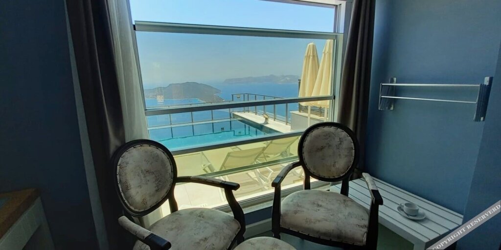 Каш: Un Amor Hotel (+16)
