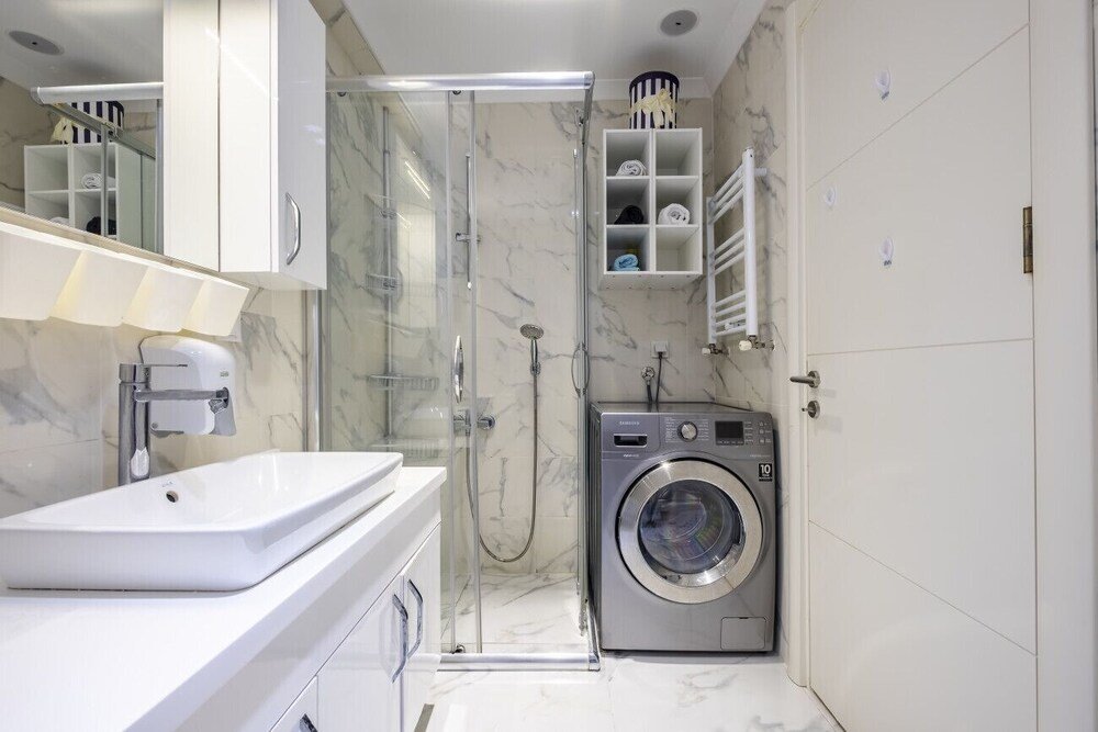 Стамбул: Flat With Rainbow Themed Interior in Goztepe