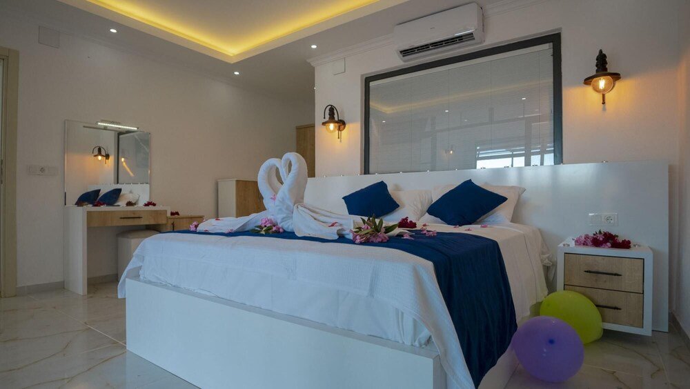 Исламлар: Captivating Villa With 2 Private Pools in Kas