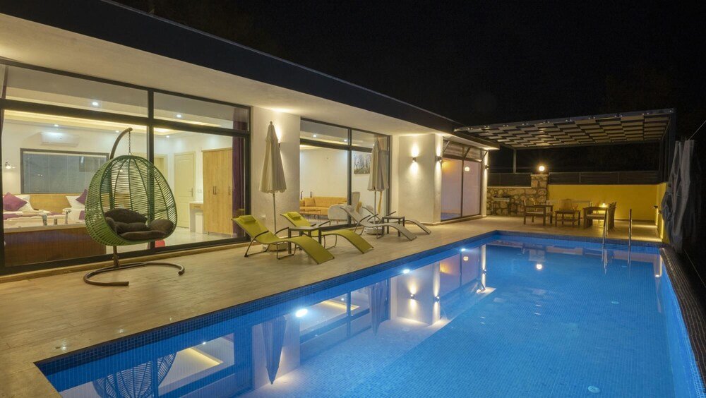 Исламлар: Captivating Villa With 2 Private Pools in Kas