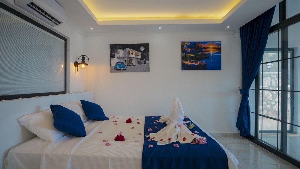 Исламлар: Captivating Villa With 2 Private Pools in Kas