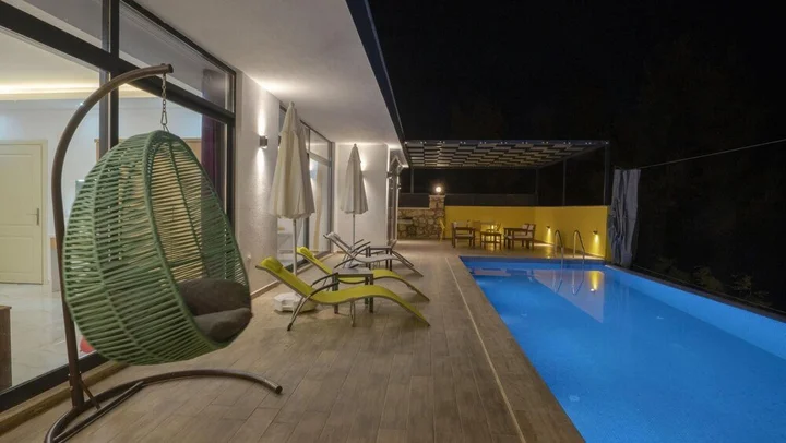 Исламлар: Captivating Villa With 2 Private Pools in Kas