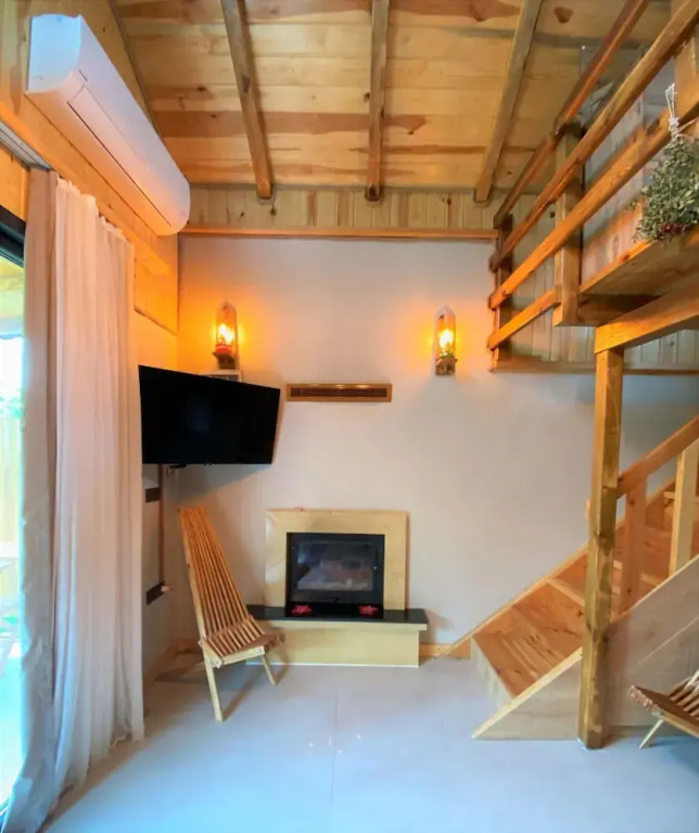 Сайл: Mesmerizing Tiny House On Riverside in Agva