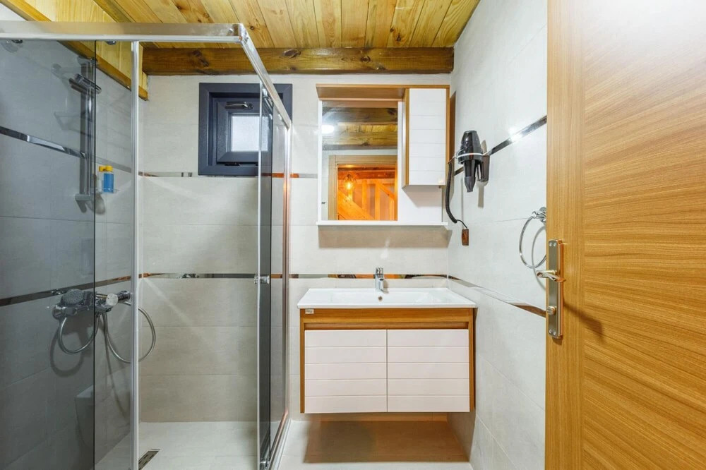 Сайл: Mesmerizing Tiny House On Riverside in Agva