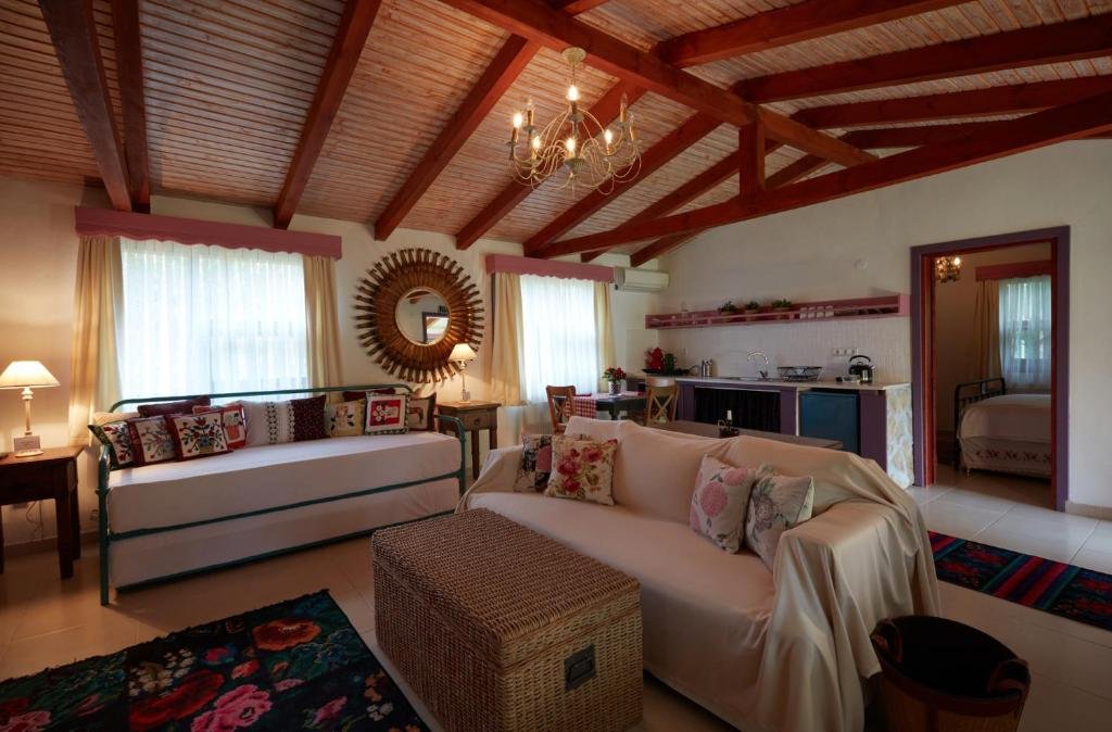 Сайл: Dachas Cove Hotel