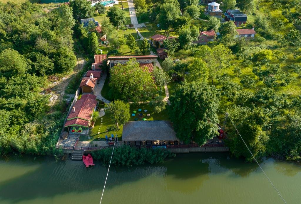 Сайл: Dachas Cove Hotel