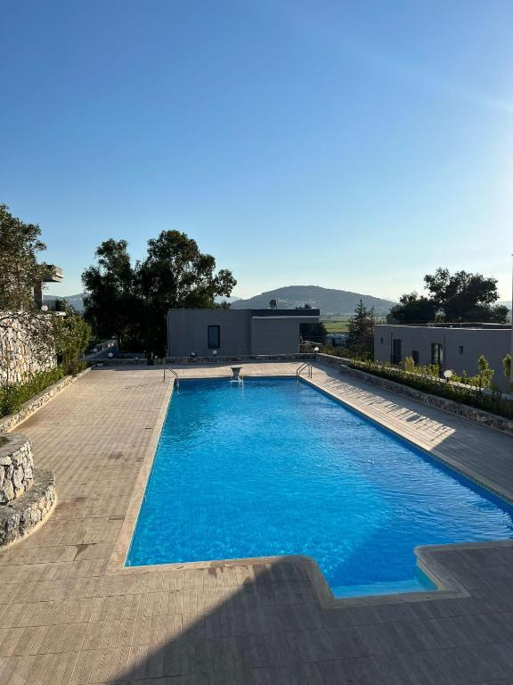 Милас: Scenic Flat With Shared Pool in Milas