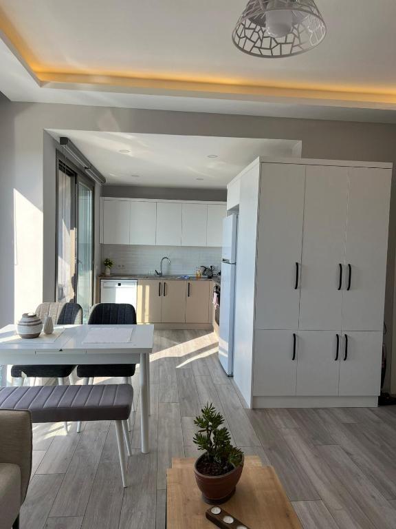 Милас: Scenic Flat With Shared Pool in Milas