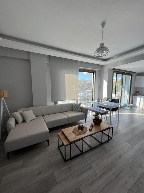 Милас: Scenic Flat With Shared Pool in Milas