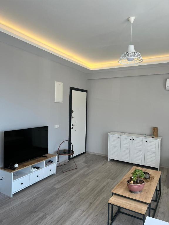 Милас: Scenic Flat With Shared Pool in Milas